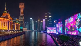 英雄联盟全球总决赛点亮上海外滩灯光秀，黄浦江畔电竞赛事展现电竞文化魅力