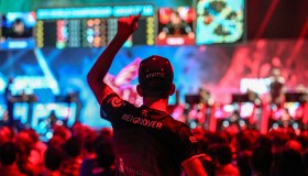 GEN鏖战五局3-2击败BLG，决胜局成功卫冕